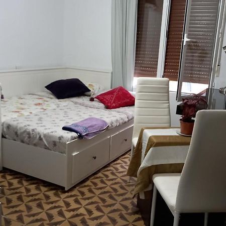 Las Golondrinas Habitacion En Piso Centrico Para Una O Dos Personas Zaragoza Exterior photo